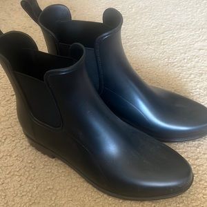 Black rain boot in Women's size 8